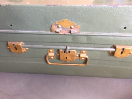 Oude grote metalen kist