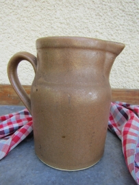 Oude Franse aardewerk schenkkan