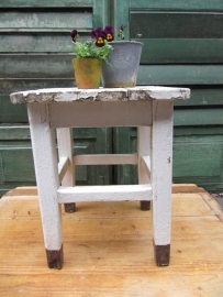 Brocante wit houten krukje