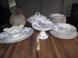 Grote platte ronde serveerschaal Maestrichts aardewerk serie Nemone