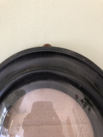 Antieke lijst met bol glas