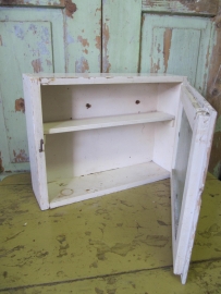 Brocant kastje met bewerkt glas