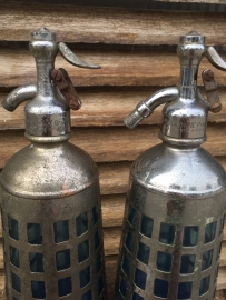 Spuitfles in metalen omhulsel
