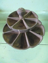 Oude brocante gietijzeren spijkerbak 2 etages