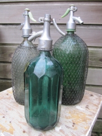 Oude brocante spuitfles 2 liter met gaas