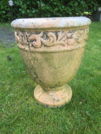 Brocante terracottapot op voet