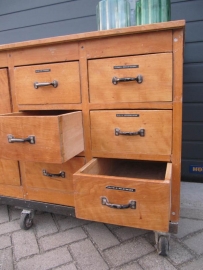 Oude beukenhouten mobiele werktafel of toonbank met 10 lades