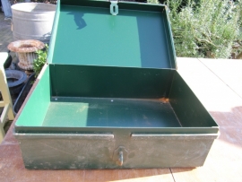 Brocante green metal box with two handles