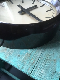 Oude industriële klok, bakelite rand