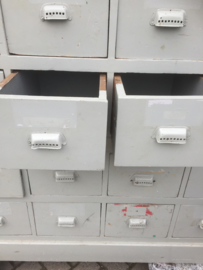 Brocante ladenkast uit oude school