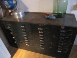 Oude metalen industriële kast / dressoir met 28 laden