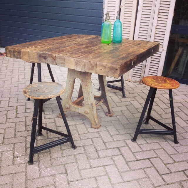 Spiksplinternieuw Tafel met gietijzeren onderstel en dik ruw houten blad. | Tafels OX-14