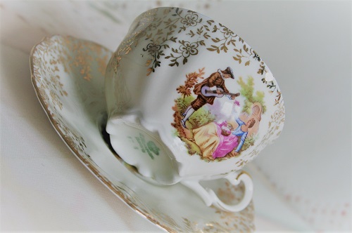 Mooie brocante kop en schotel met een afbeelding naar Fragonard Mooie brocante kop en schotel met een afbeelding naar Fragonard