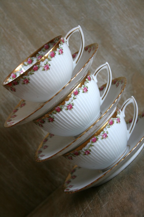 Prachtig servies met roosjes versierd en met goud verguld