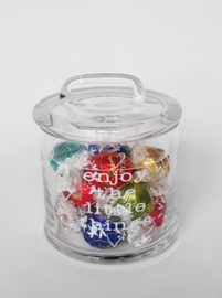 Glazen pot met opschrift: Enjoy the little things, gevuld met Lindt ballen