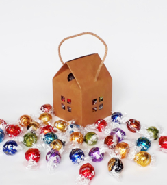 Huisje 10 x 14 cm, gevuld met Lindt chocolade ballen, 20 stuks