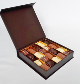 Super luxe doos, 18 x18 cm,gevuld met heerlijke bonbons