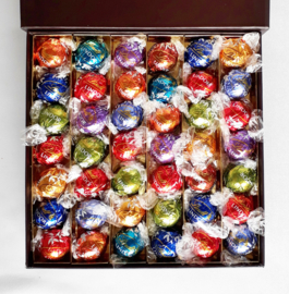 Super luxe doos, 21 x 21 cm,gevuld met heerlijke Lindt ballen