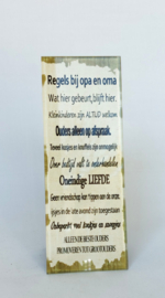 tekstbordje  6 x 16 cm met standaard, met tekst: regels bij opa en oma ....