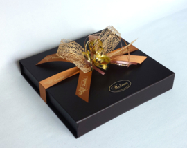 Super luxe doos, 18 x18 cm,gevuld met heerlijke bonbons