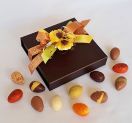 Extra luxe doos  16.5 x 16.5 cm, gevuld met heerlijke bonboneieren (uitverkocht)