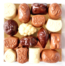 Super luxe doos, 18 x18 cm,gevuld met heerlijke bonbons