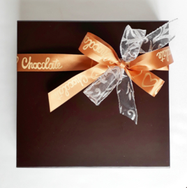 Super luxe doos, 21 x 21 cm,gevuld met heerlijke Lindt ballen