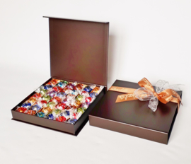 Super luxe doos, 21 x 21 cm,gevuld met heerlijke Lindt ballen 