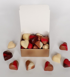 Gouden doos met 250 gram hartjes bonbons