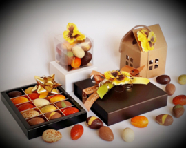 Transparant doosje 8 x8 x 8cm, gevuld met heerlijke bonboneieren en luxe praline eitjes (uitverkocht)