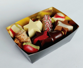 Kerstchocolade in open bakje met folie en strik