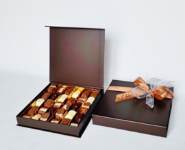 Super luxe doos, 21 x 21 cm,gevuld met heerlijke roombonbons 