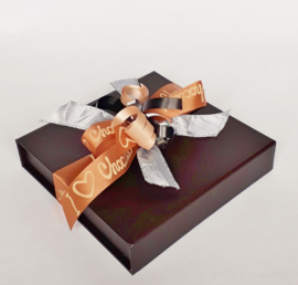 Super luxe doos, 18 x18 cm,gevuld met heerlijke bonbons