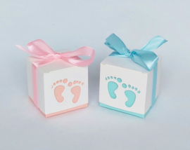 Doosje met voetjes ( 6x 6x 6 cm) met lint, gevuld met 3 Sorini bonbons, blauw