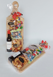 Noten/wijn pakket op houten serveerplank 40 x 14,5 cm