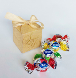 Goudkleurig doosje met tekst: Specially for you, met 4 Sorini bonbons