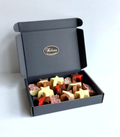 Plat doosje donkergrijs( verzenddoosje A6) gevuld met kerstchocolade