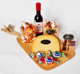 Kaas/noten/wijn pakket op serveerplank met touwgreep