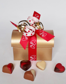 Gouden doos met 400 gram hartjes bonbons