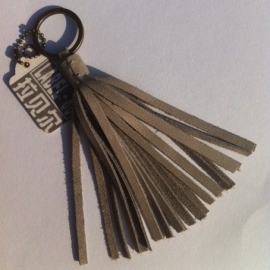 LABEL 88-  Tassel, Powder Grey (licht grijs).