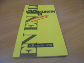 Vreemdelingen en bijwoners - Berg, M.R van den