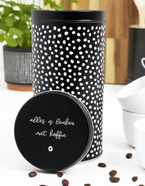 Koffieblik zwart wit met tekst 'Alles is leuker met koffie'