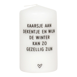 Kaars met tekst'Kaarsje aan, dekentje met wijn. De winter kan zo gezellig zijn'