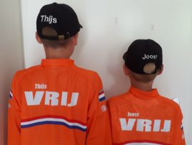 Thijs en Joost Vrij met geborduurde Petten