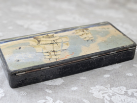 Griffeldoos met zeilschepen