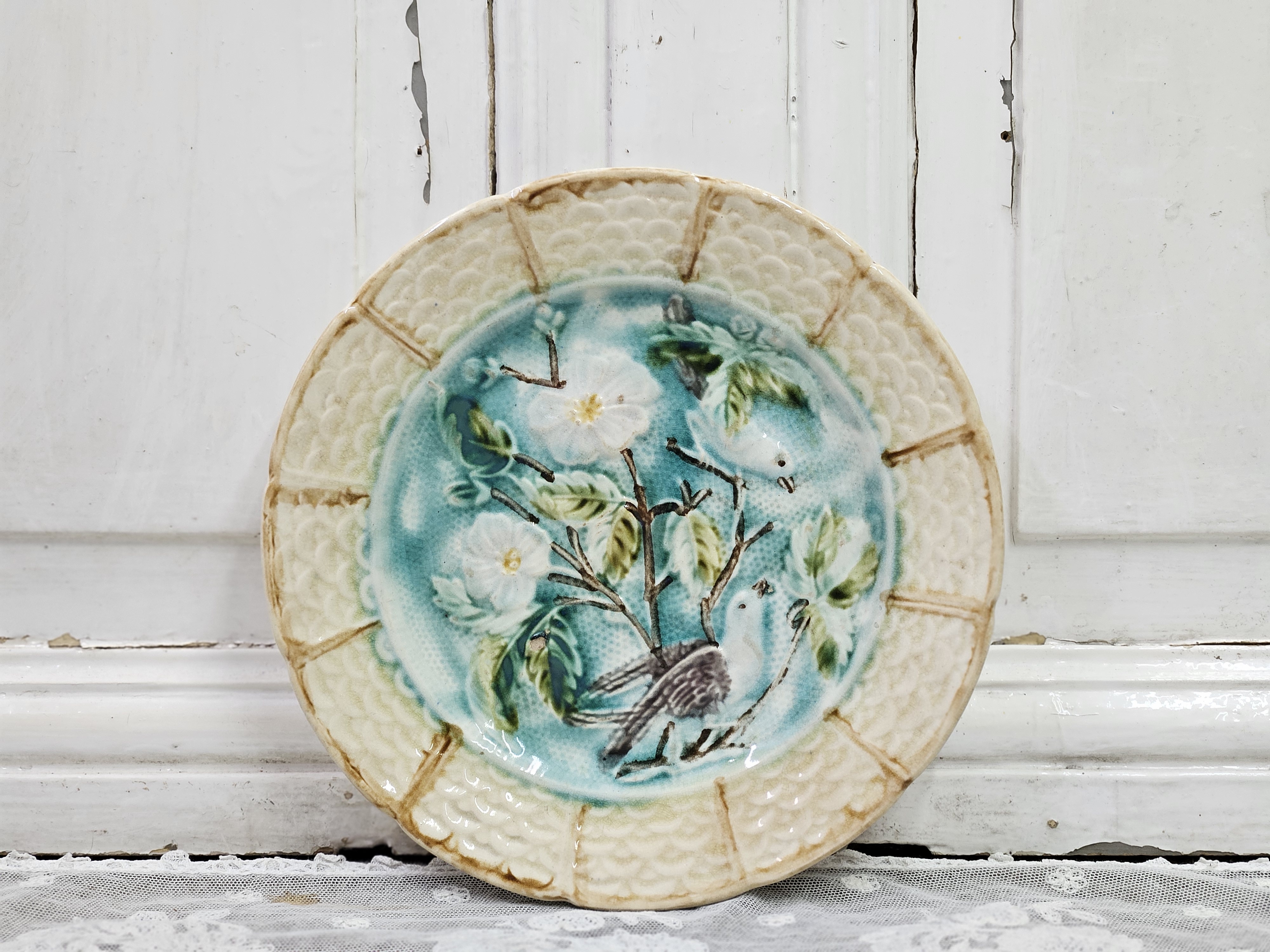 Barbotine bordjes vogels met bloemen