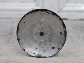 Blikken kandelaar op voet