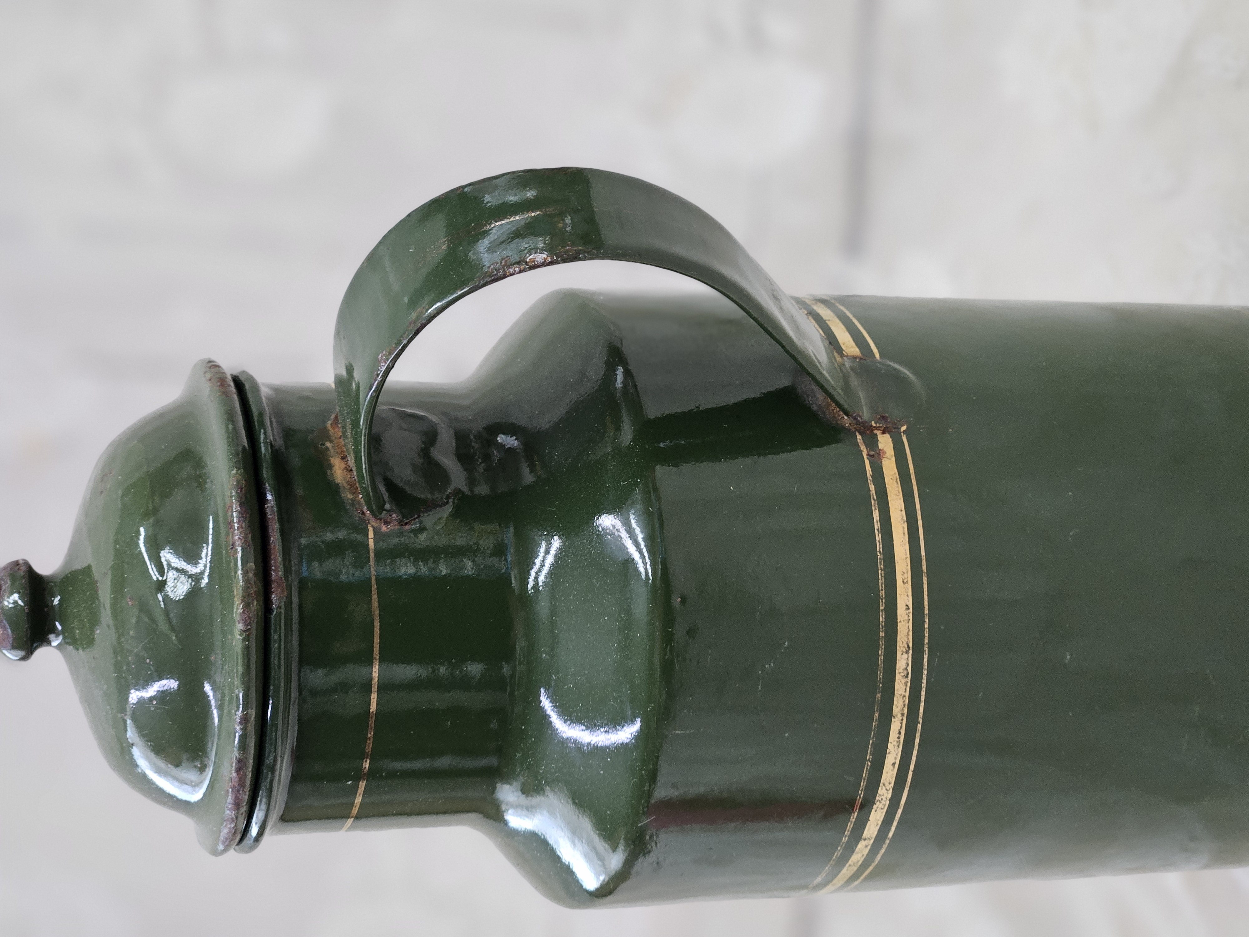 Donkergroene melkpul met gouden bies
