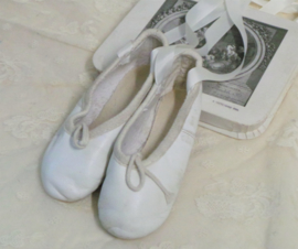 Witte kinderballetschoentjes VERKOCHT