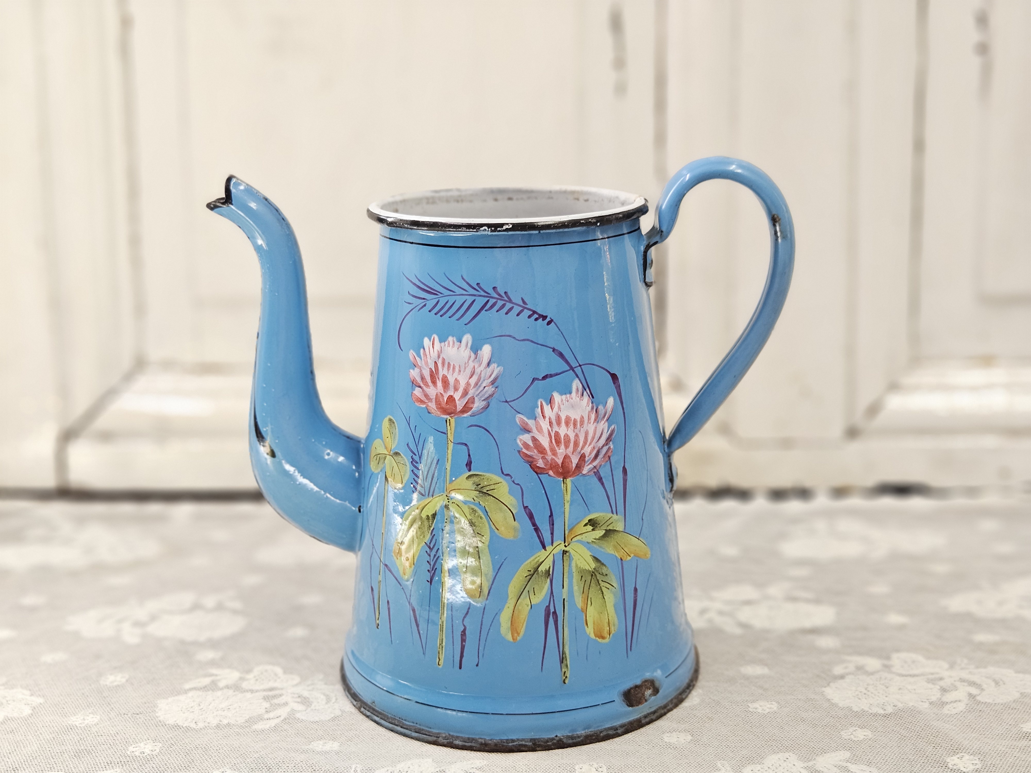 Koffiepot met chrysanten